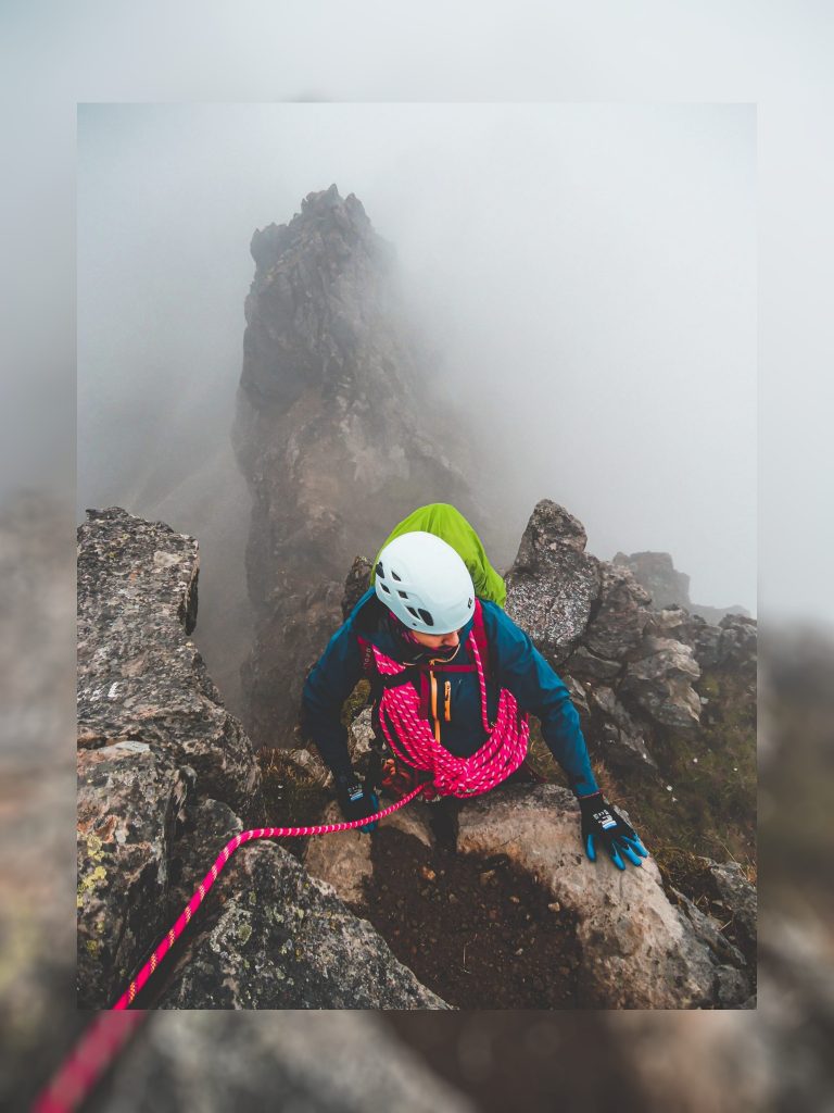 Bergsteiger mit Seil am Felsen